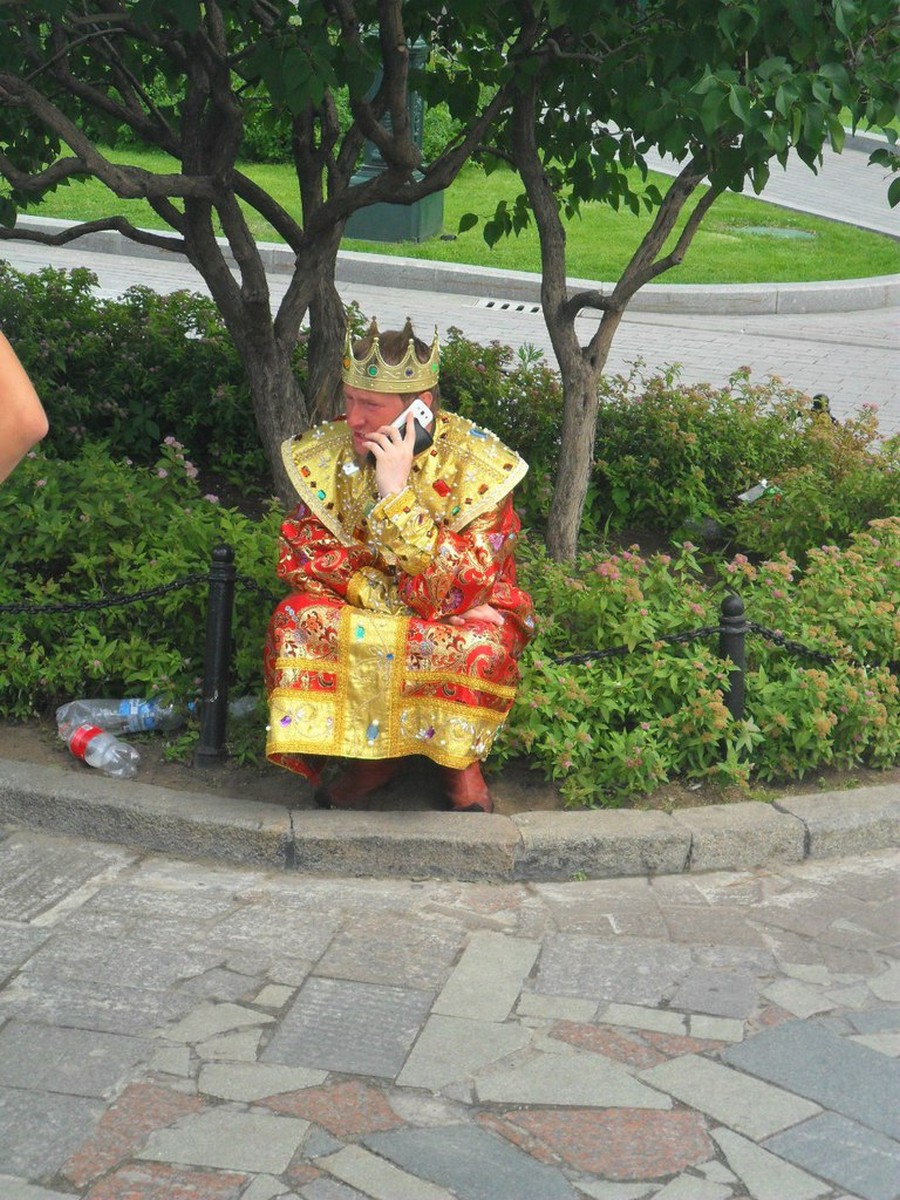 900x1200, 342 Kb / царь, мобильник, бутылки