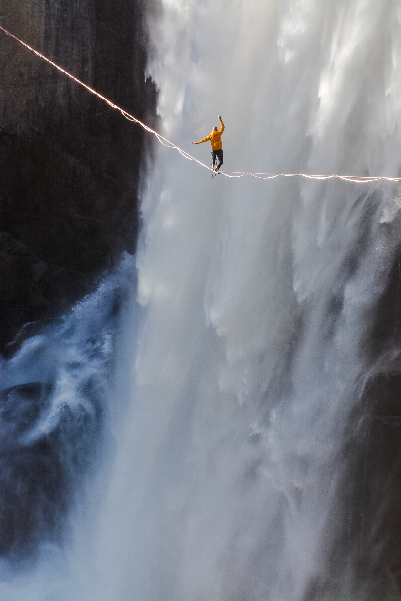 1280x1915, 450 Kb / водопад, каскадер, канатоходец