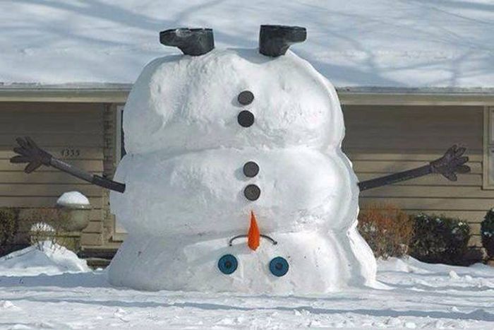 700x467, 48 Kb / снеговик, вверх ногами