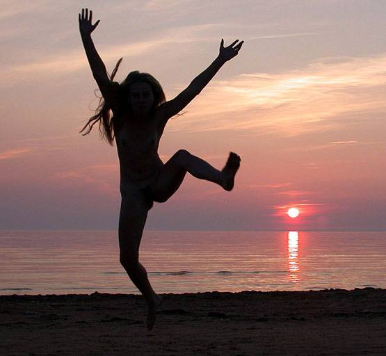 555x512, 27 Kb / пляж, танец, закат