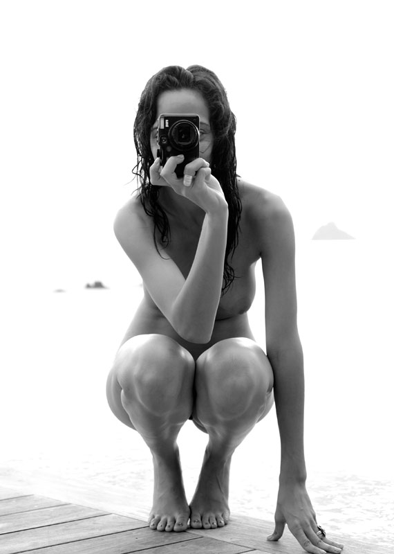 570x800, 40 Kb / голая, фотоаппарат, ч/б