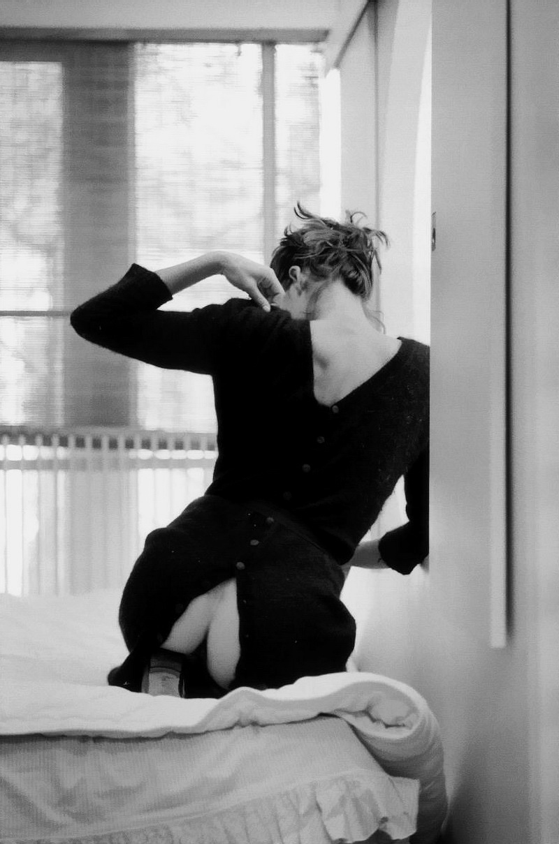 800x1209, 203 Kb / ч/б, платье, постель, попа