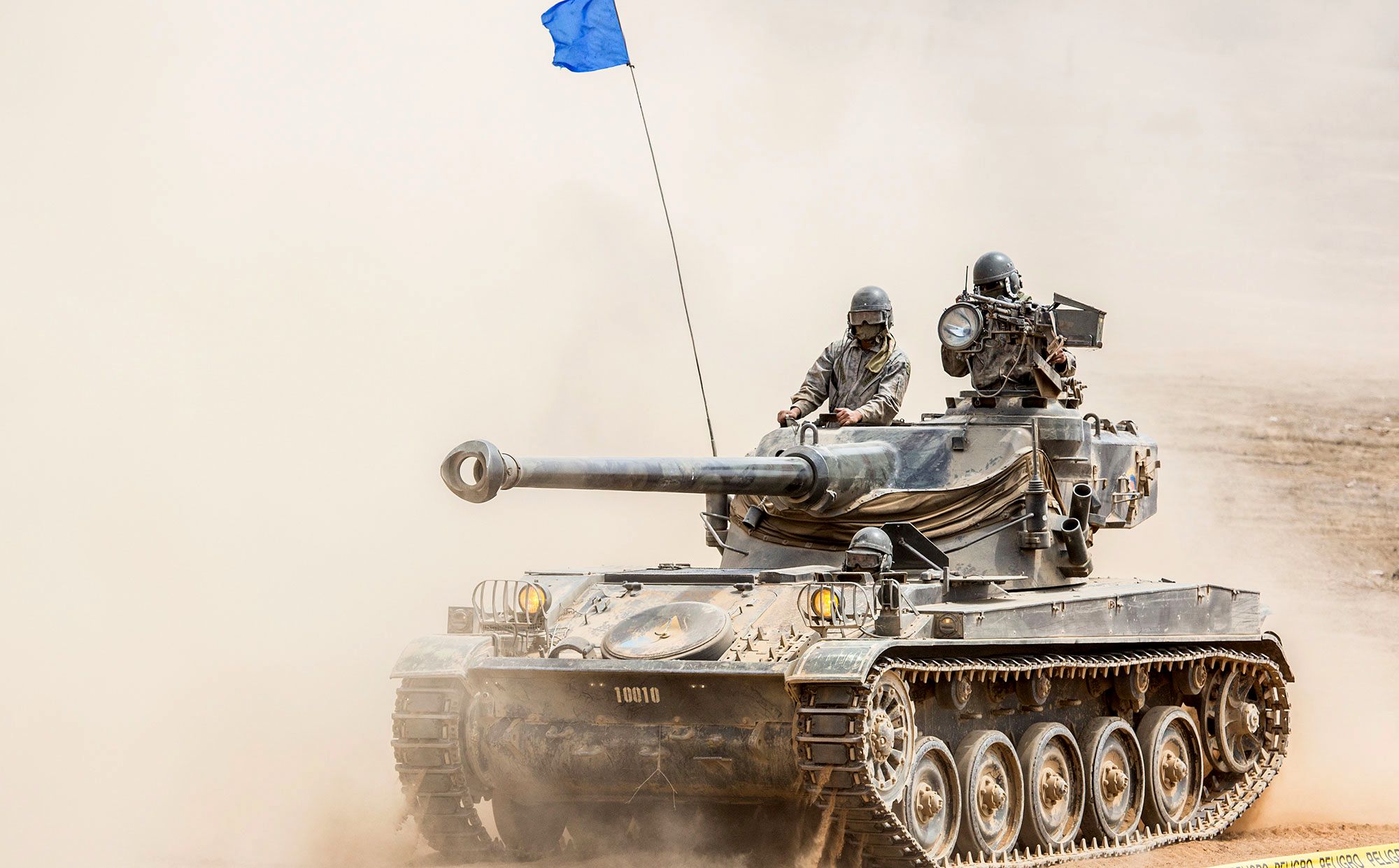 2000x1241, 261 Kb / танк, танкисты, пыль, флаг, Эквадор, AMX-13