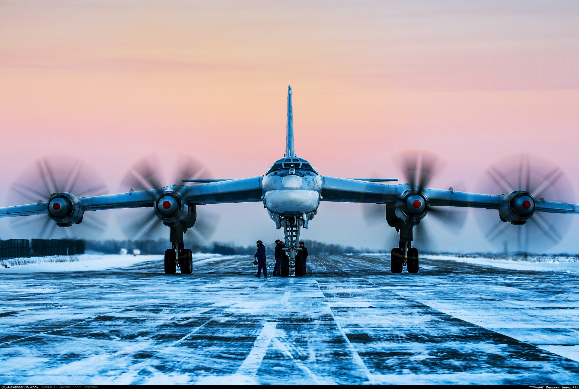 2000x1346, 473 Kb / самолёт, бомбардировщик, ракетоносец, стратег, Ту-95МС, винты, ВПП, зима