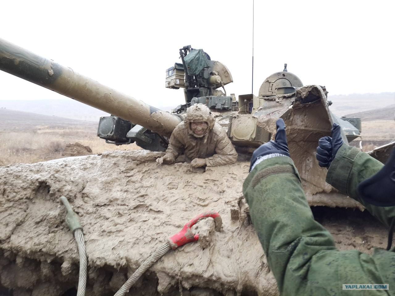 1280x960, 130 Kb / танк, танкист, Т-90, грязь, улыбка