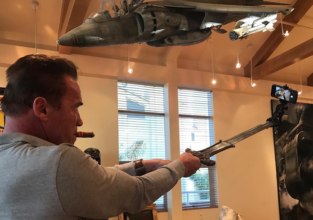 1080x759, 92 Kb / арнольд шварценеггер, селфи, меч, палка, мобильник, сигара