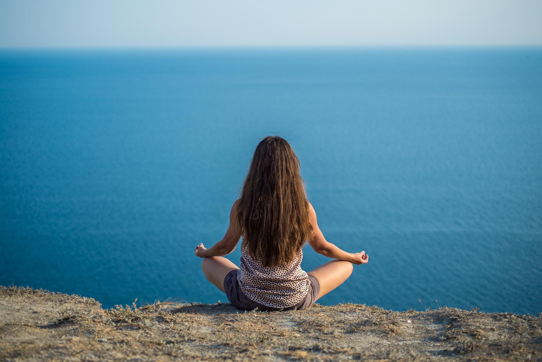 1800x1202, 234 Kb / шатенка, лотос, вода, горизонт