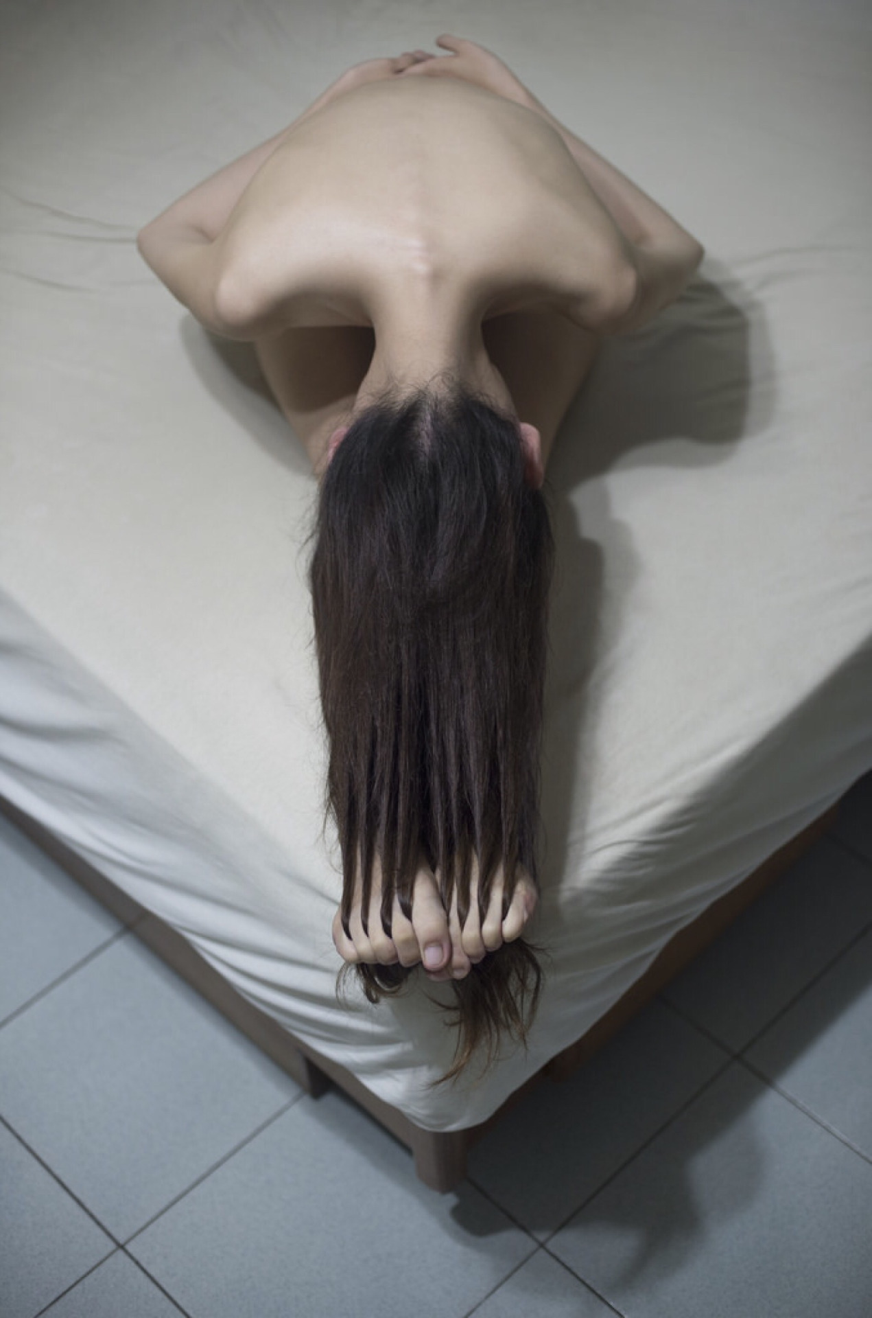 1271x1920, 277 Kb / кровать, волосы, пальцы, череп