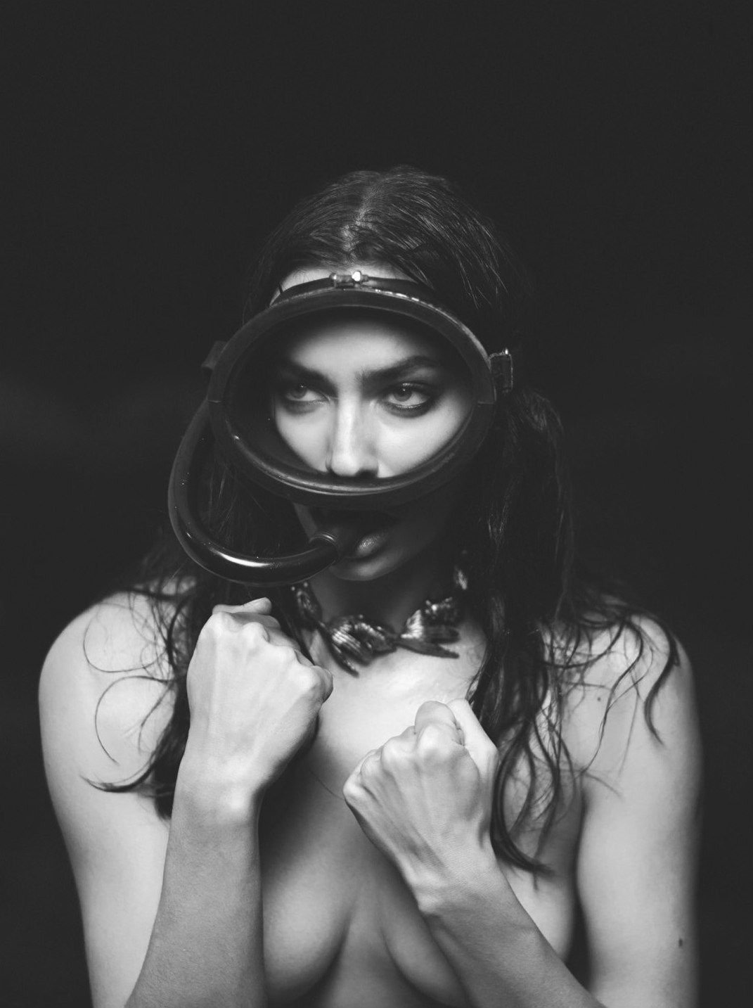 1071x1433, 144 Kb / маска, трубка, кулаки, ч/б