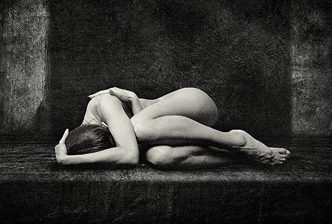 680x460, 117 Kb / лежит, голая, ч/б