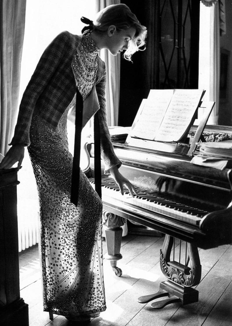 800x1120, 326 Kb / пианино, ноты, прозрачное, жакет, пиджак, рояль, ч/б