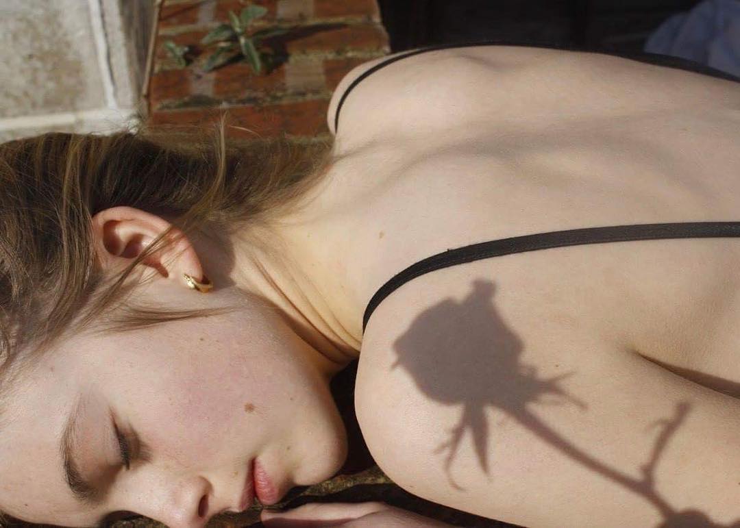 1080x771, 78 Kb / девушка, сережка, солнце, глаза, закрыты, роза, тень