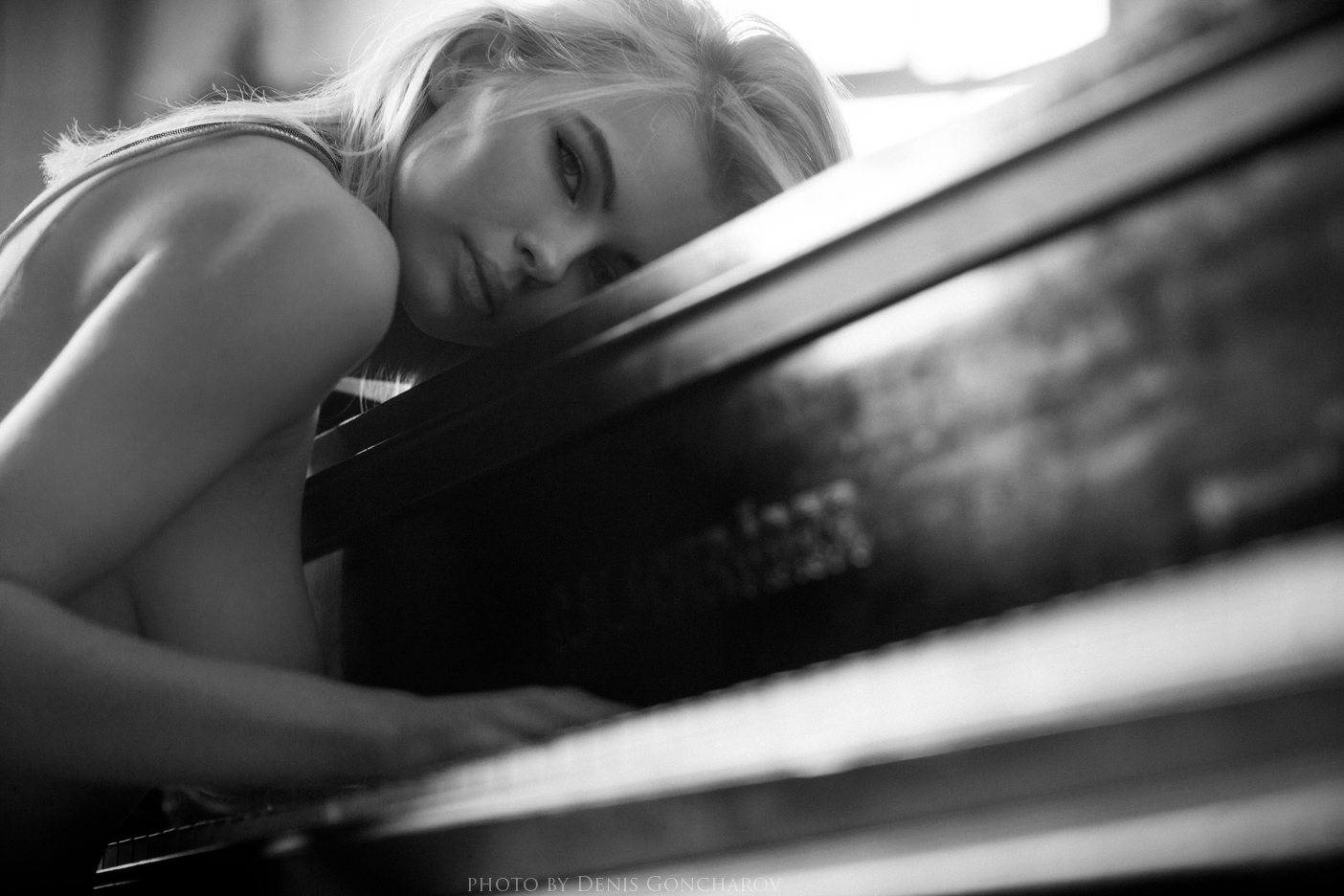 1404x936, 380 Kb / ч/б, пианино, фортепиано, рояль, клавиатура, блондинка, Денис Гончаров