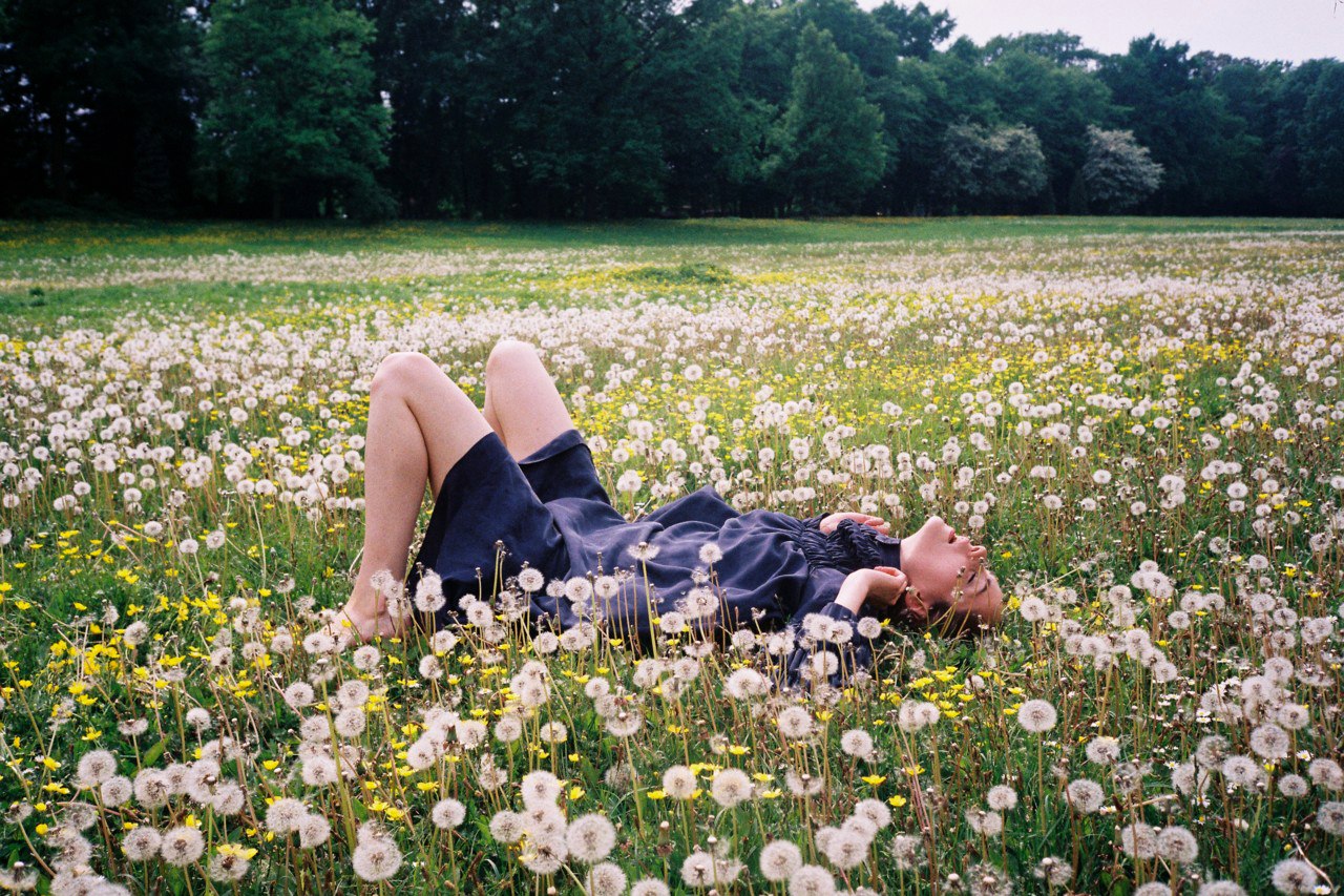 1280x853, 407 Kb / одуванчики, девушка, поле, удовольствие