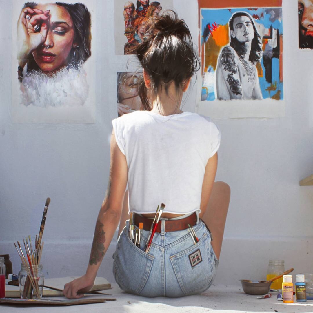 1080x1080, 192 Kb / девушка, брюнетка, кисточки, баночки, рисунки