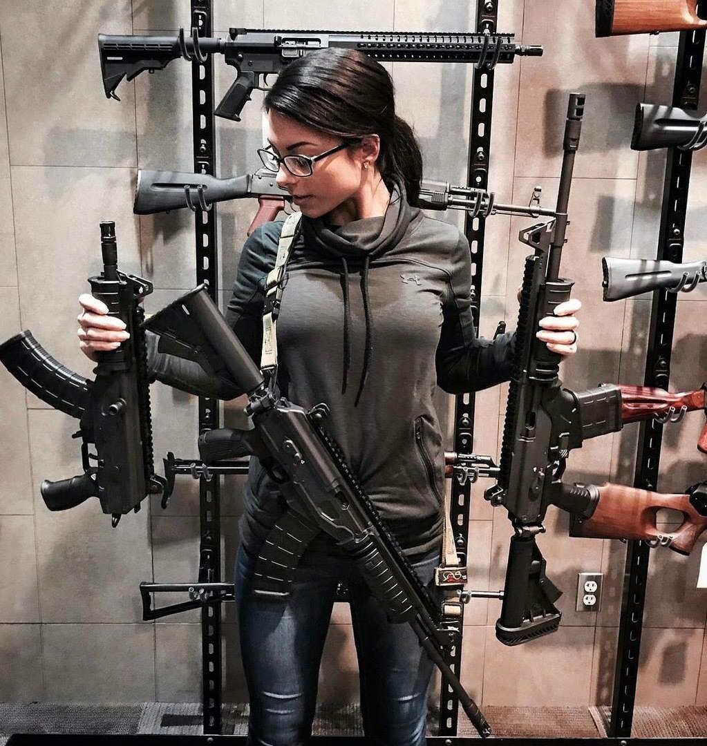 1023x1080, 198 Kb / девушка, оружие, очки, выставка