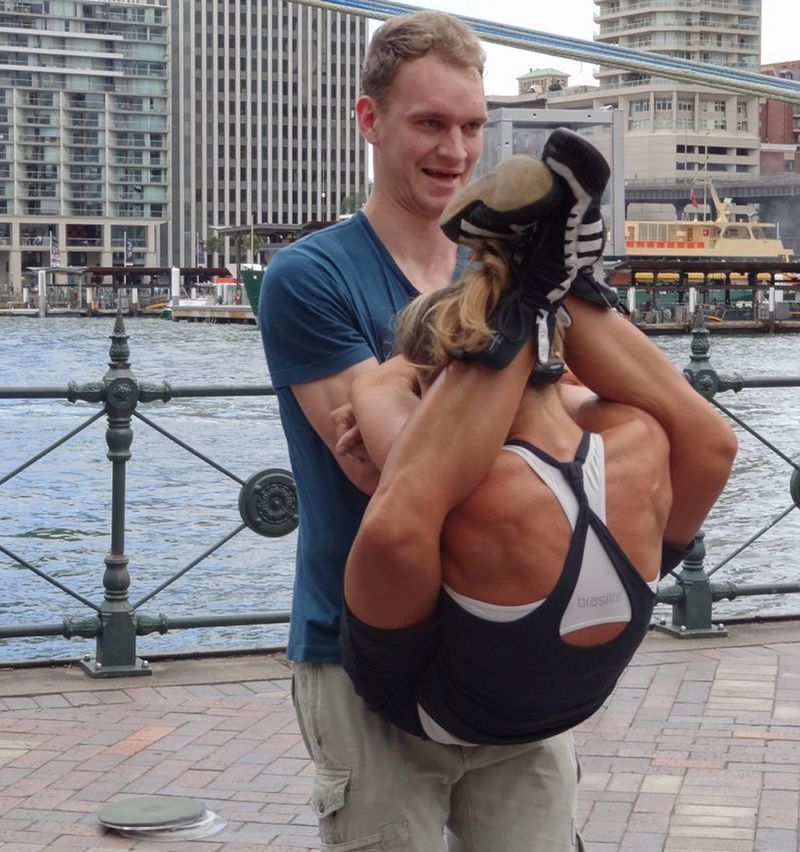 800x852, 127 Kb / парень, спортсменка, узелок, набережная, вода, дома