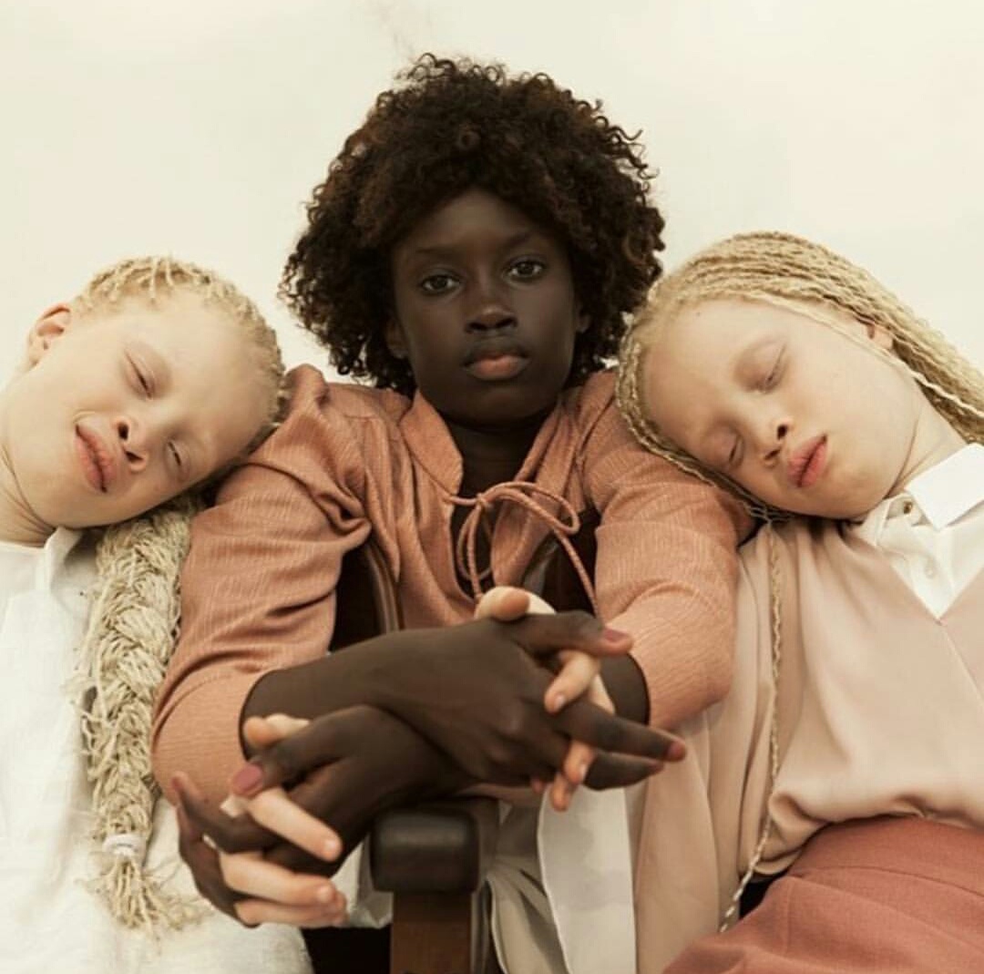 1080x1069, 214 Kb / девочки, сестры, негритянки, альбиносы