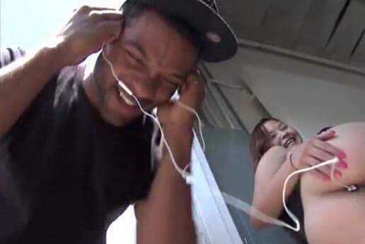 516x346, 27 Kb / жопа, наушники