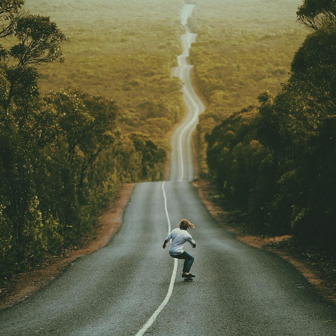 1080x1080, 153 Kb / дорога, скейтбордист, доска, извилистая, блондин, холмы