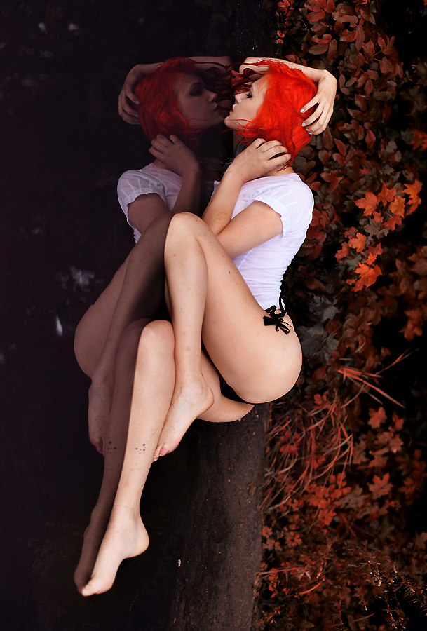 609x900, 505 Kb / отражение, рыжая, красная, завязки, листья, осень, лежит