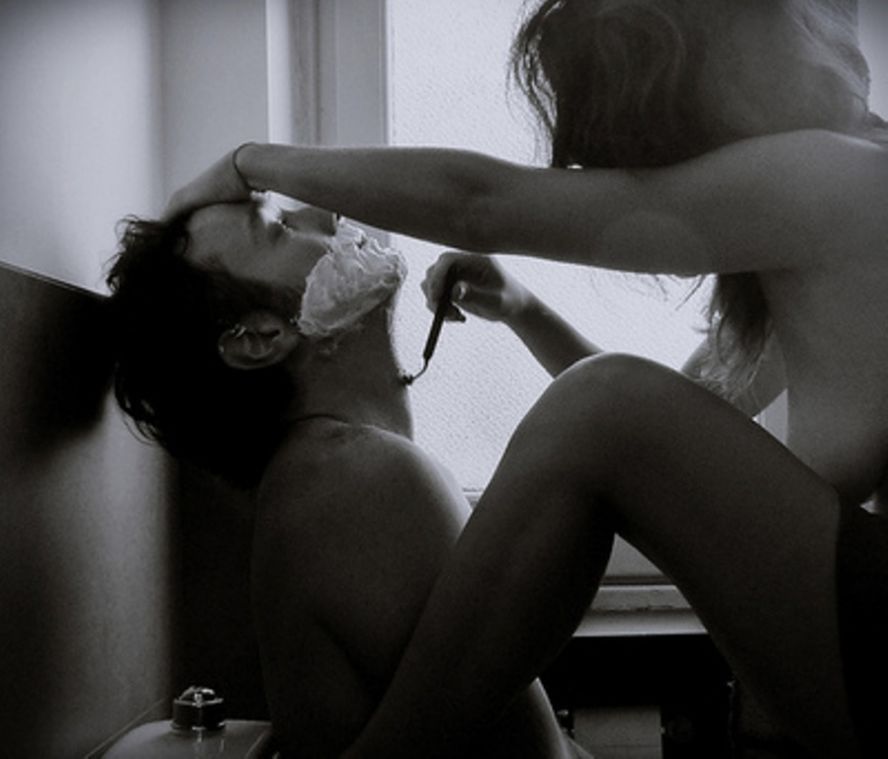 888x759, 54 Kb / окно, мужчина, женщина, бритва, пена, грудь, ч/б