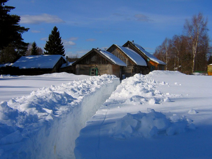 807x605, 90 Kb / зима, сугробы, изба, тропинка