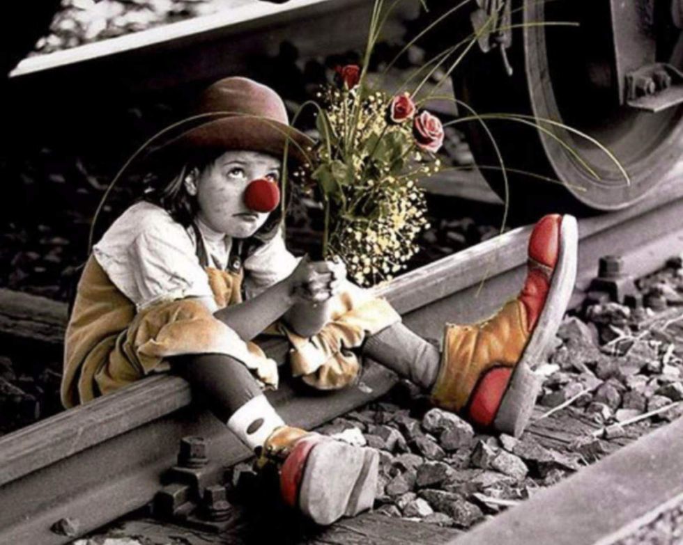 980x783, 123 Kb / мальчик, клоун, рельсы, букет