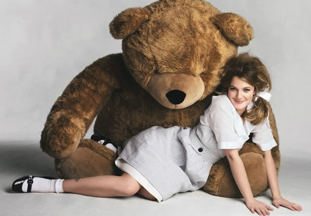 635x442, 65 Kb / дрю бэрримор, медведь, игрушка, Drew Barrymore