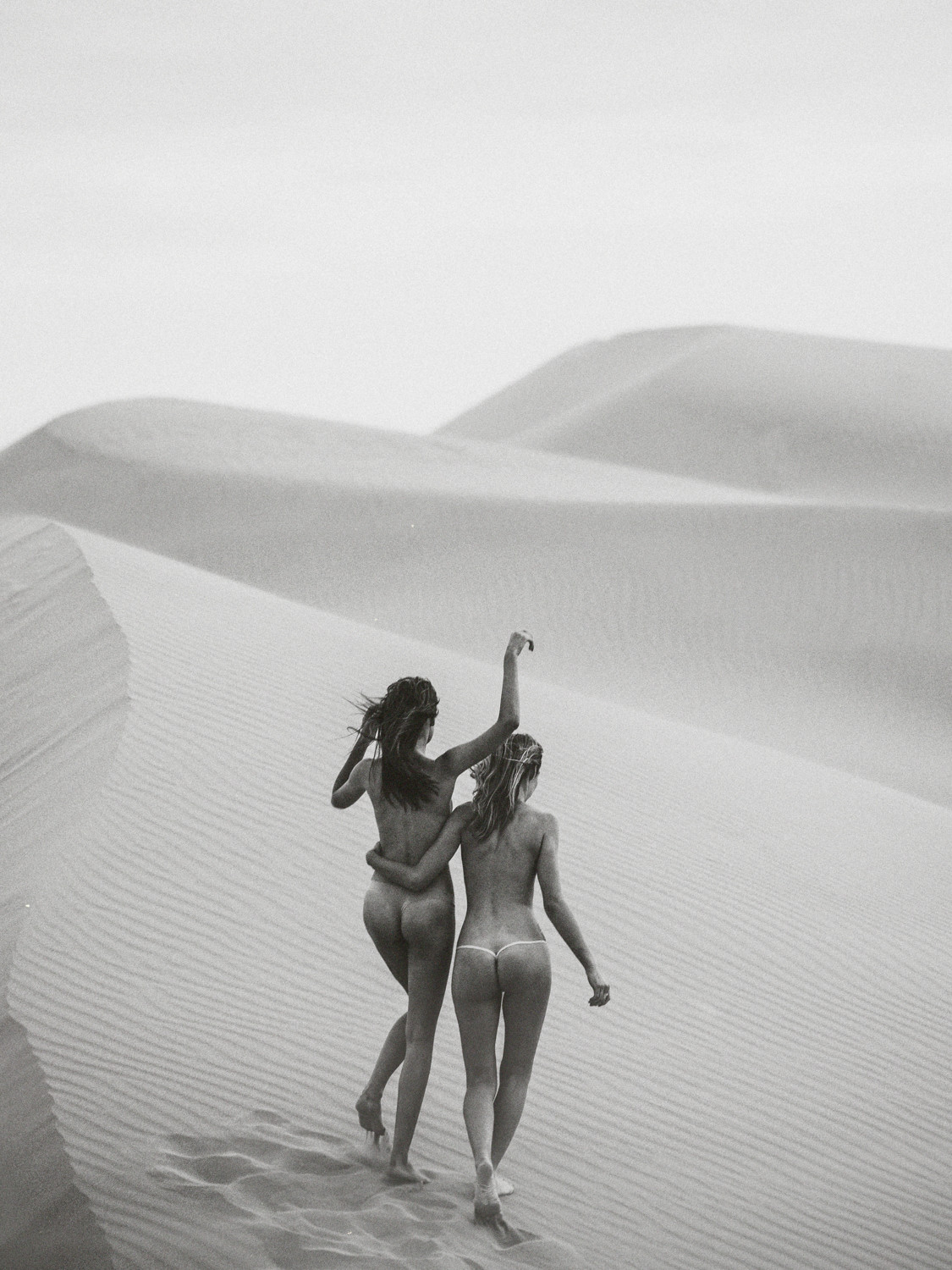 1125x1500, 394 Kb / дюны, барханы, пустыня, стринги, ч/б, девушки, топлесс