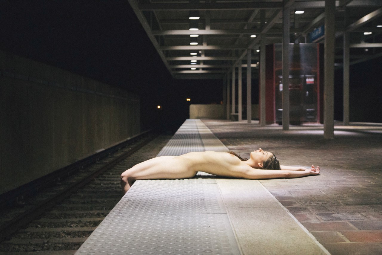 1280x853, 174 Kb / метро, голая, лежит