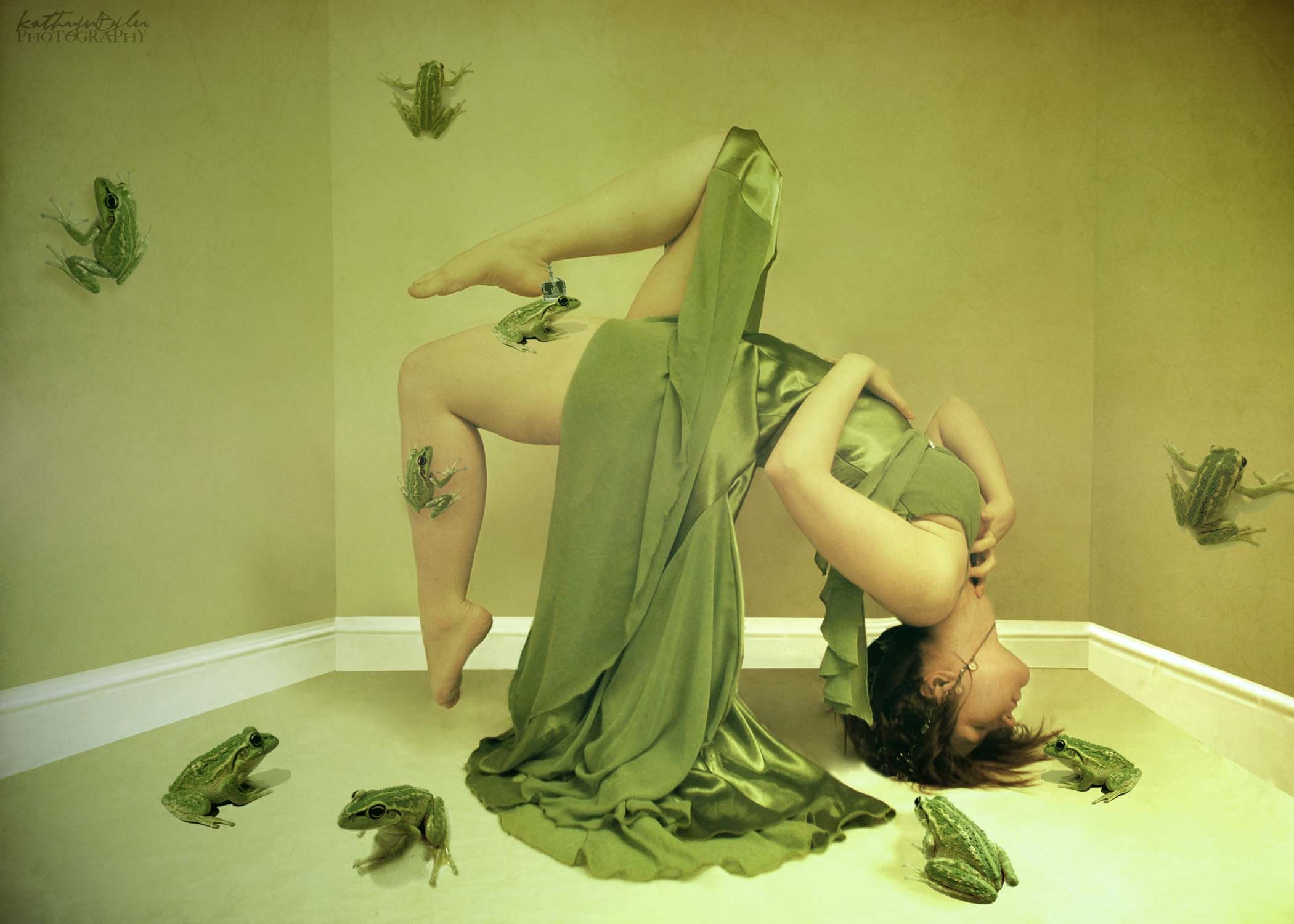 2100x1500, 185 Kb / женщина, платье, зеленое, лягушки, парит