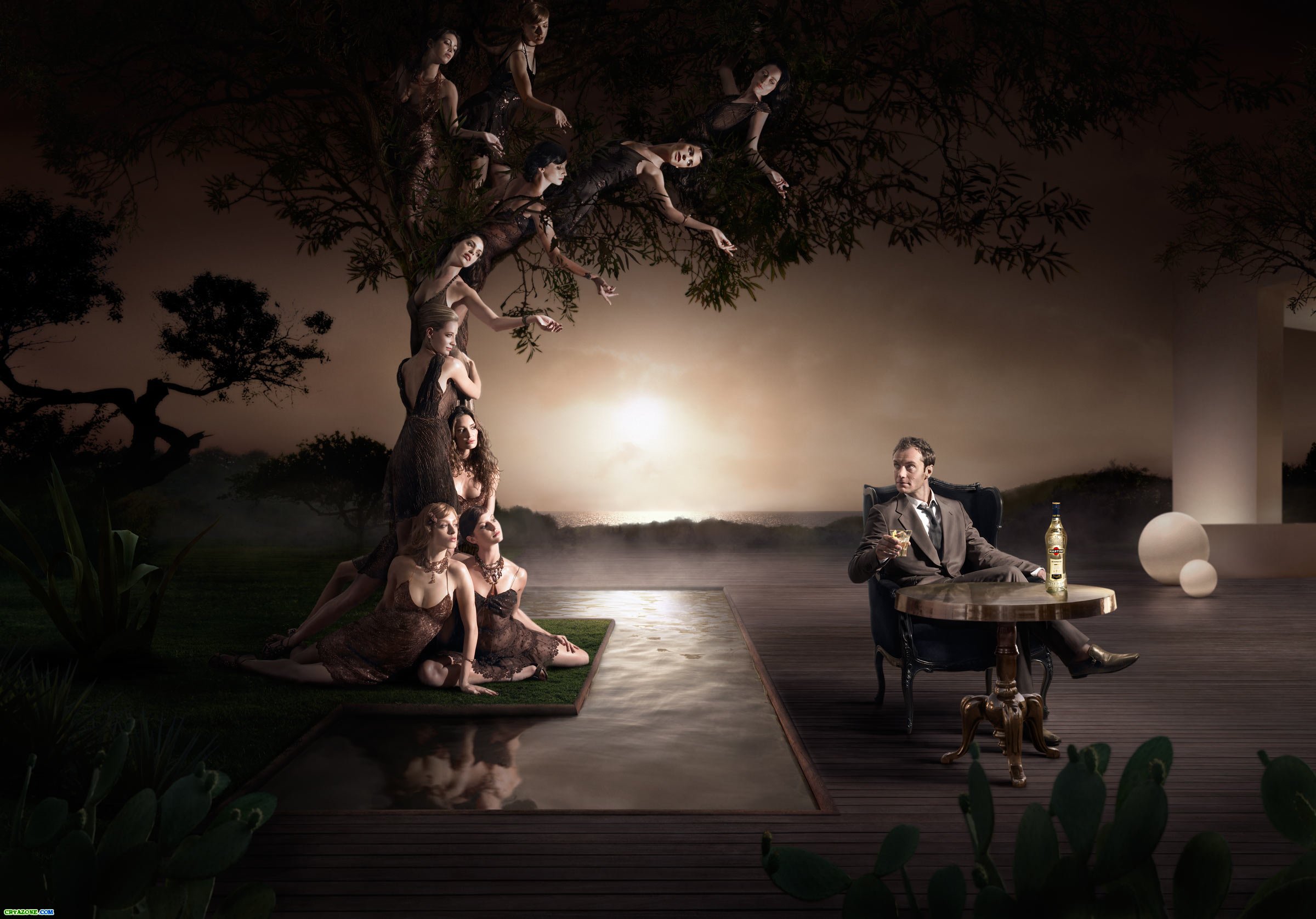 2400x1675, 391 Kb / реклама, Мартини, мужчина, женщины, бассейн, стол, дерево, кактусы, Кристоф Гилберт, Kristofe Gilbert, Джуд Лоу