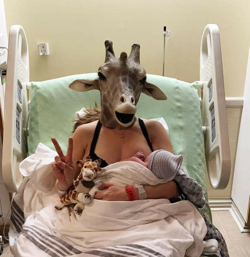 800x821, 98 Kb / мамаша, маска, жираф, кормит, ребенок