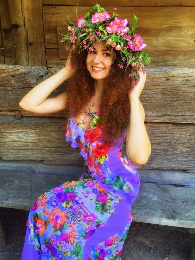 640x854, 170 Kb / бревна, сиськи, венок