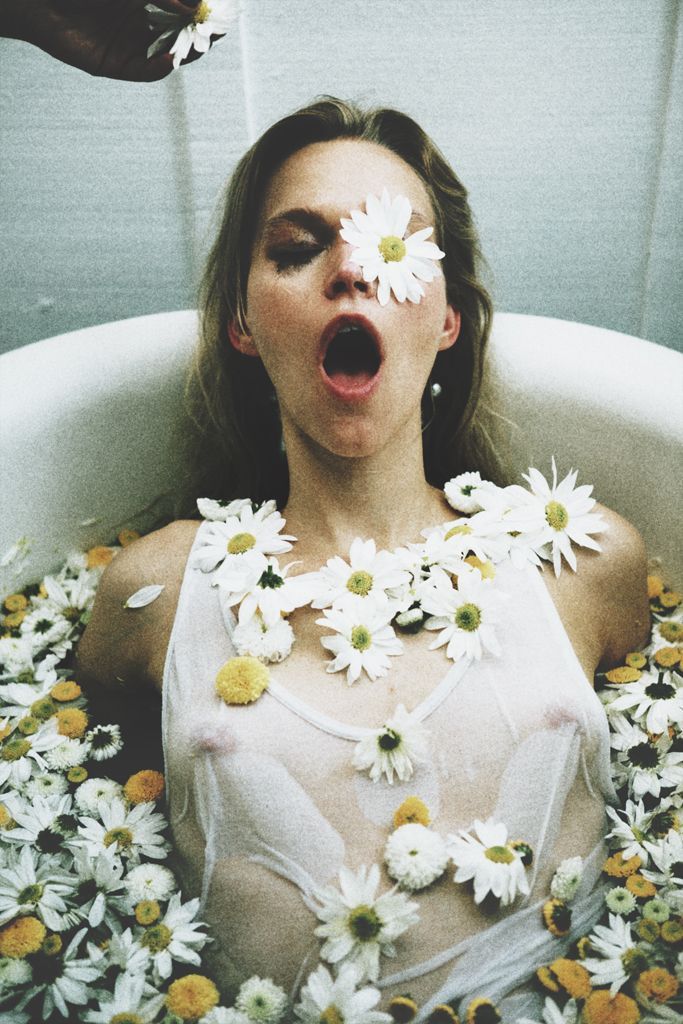 683x1024, 126 Kb / ванна, вода, блондинка, ромашки, экстаз, прозрачное, мокрое