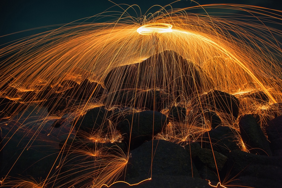 900x600, 437 Kb / искры, камни, черные, человек