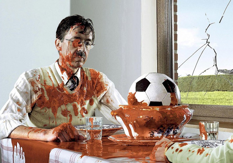 800x561, 147 Kb / мужчина, стол, окно, разбито, мяч, супница, обрызгано