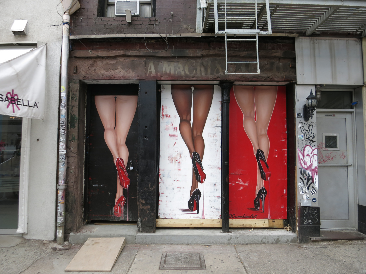 1280x960, 364 Kb / граффити, ноги, туфли, каблуки, лабутены, три