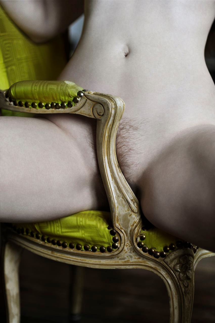 851x1278, 115 Kb / пупок, лобок, стул