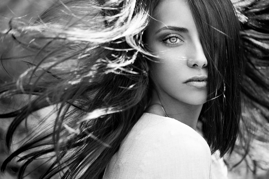 900x599, 276 Kb / женщина, волосы, цепочка, ч/б