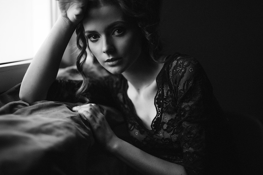 900x600, 193 Kb / женщина, сидит, черное платье, кружева, окно, ч/б
