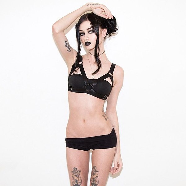 600x600, 34 Kb / женщина, бюстгальтер, кожаный, трусы, тату, Felice Fawn