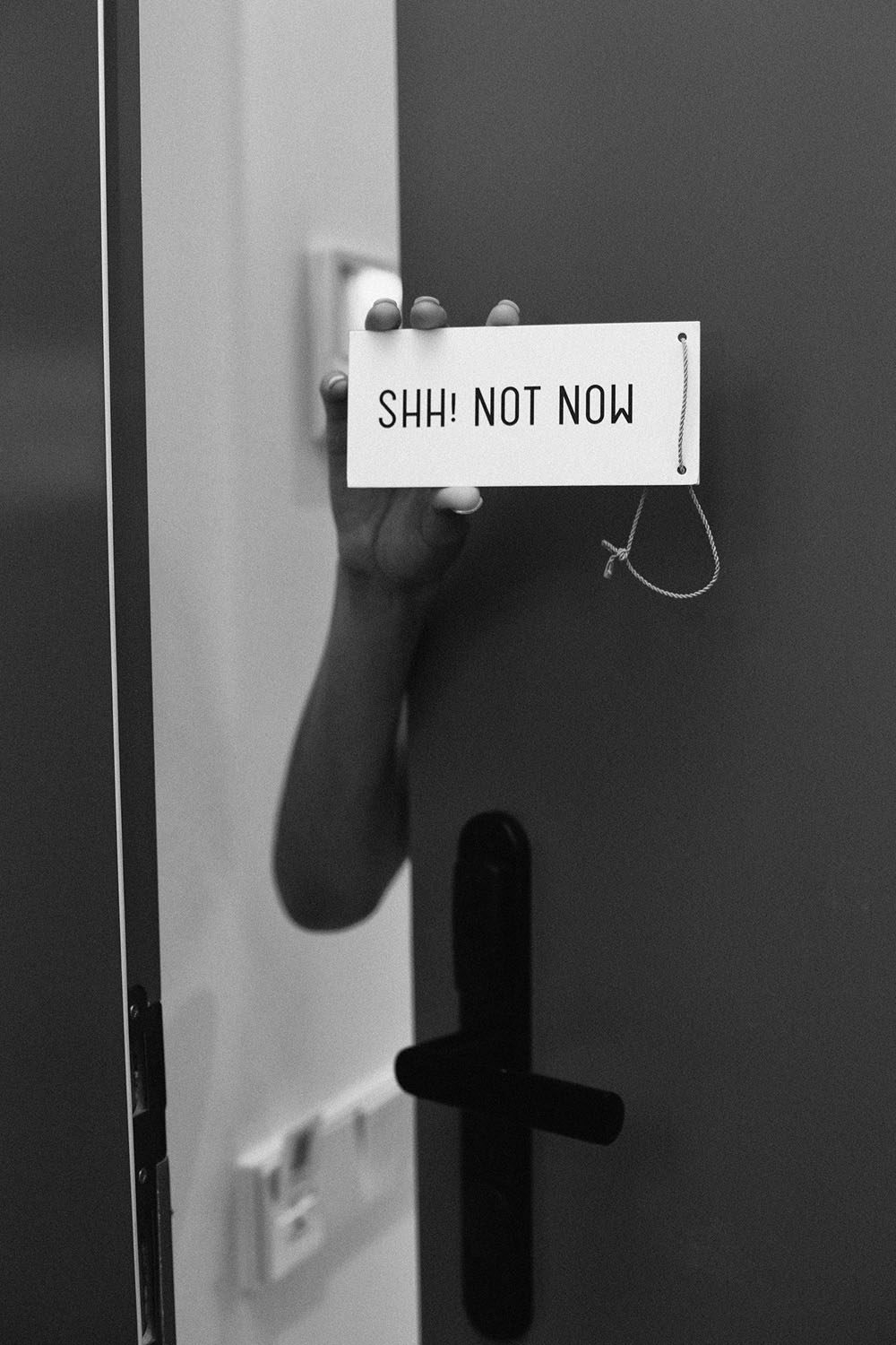 1000x1500, 209 Kb / рука, дверь, табличка, не беспокоить, ч/б, не сейчас