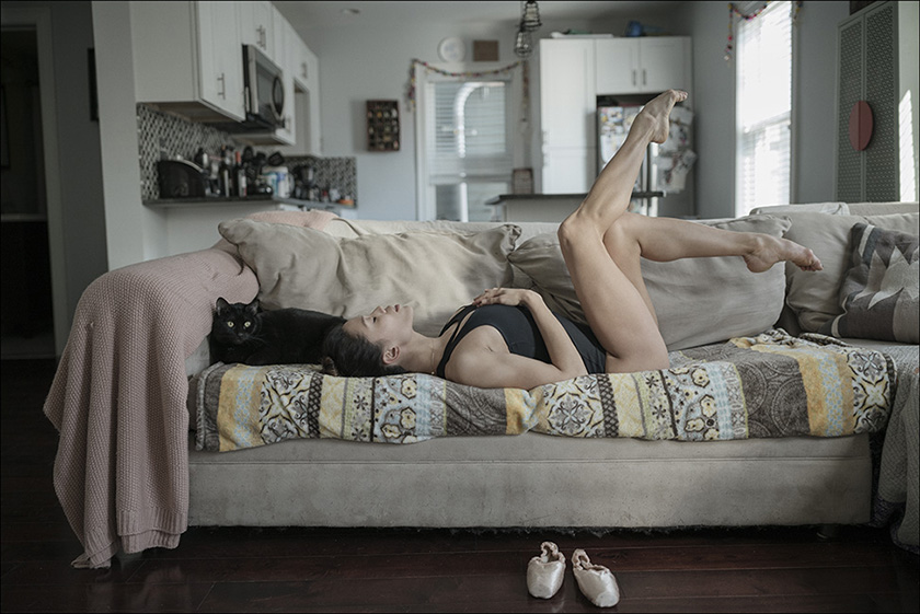 840x561, 177 Kb / кухня, шкафчики, окно, диван, подушки, плед, балерина, боди, пуанты, черный, кот