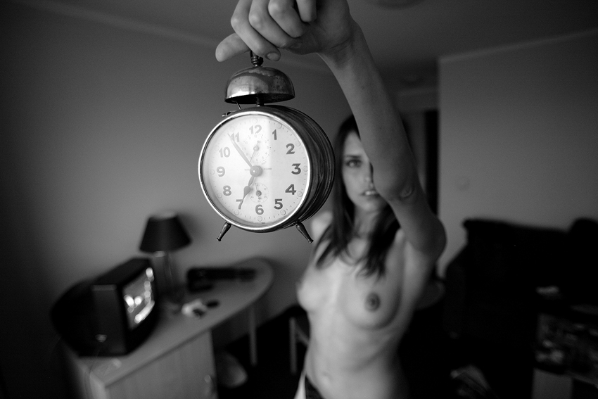 850x567, 182 Kb / будильник, телевизор, ч/б