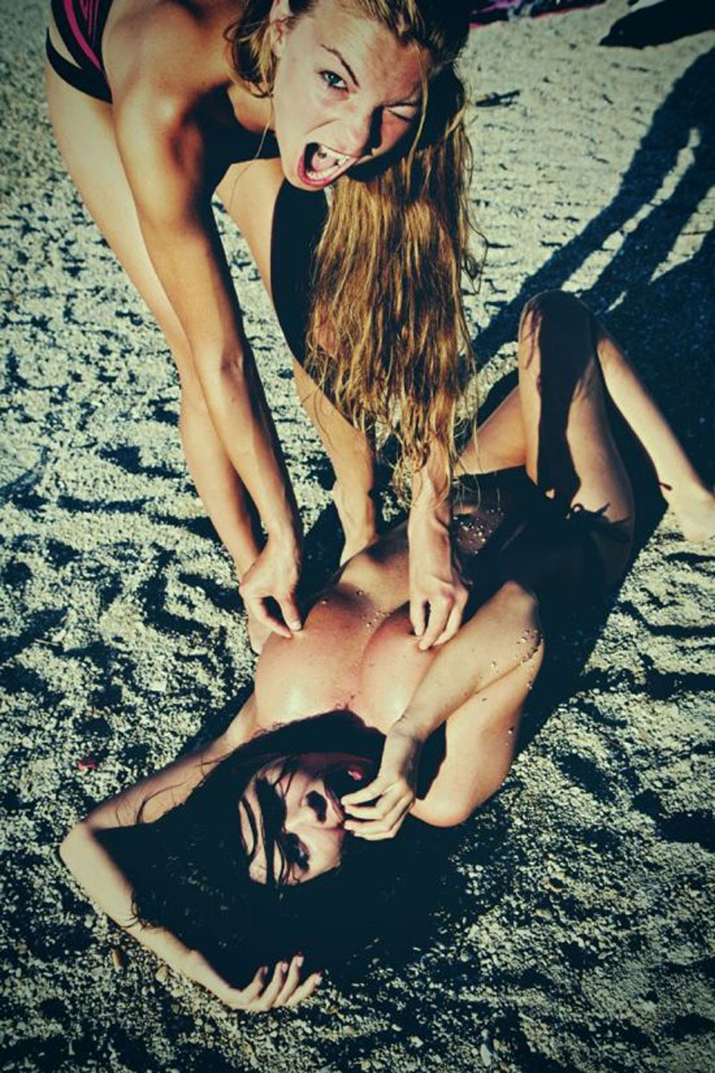 800x1200, 296 Kb / песок, тень, девушки, двое, соски, щипает, боль