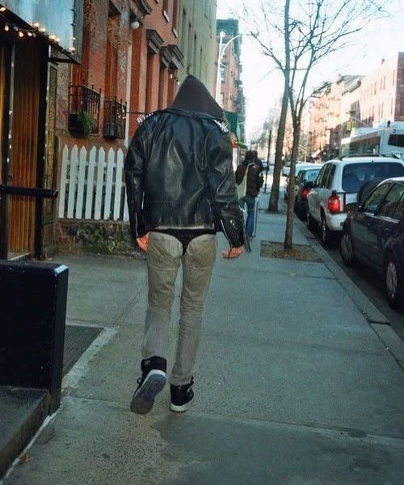 800x960, 116 Kb / улица, авто, забор, мужик, куртка, капюшон, джинсы, стринги, сзади