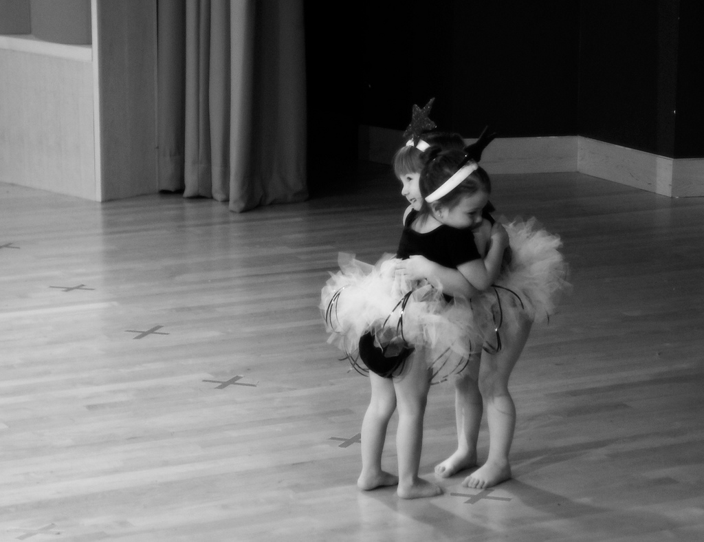 1024x788, 195 Kb / ч/б, занавеска, крестики, девочки, босиком, пачки, обнимашки