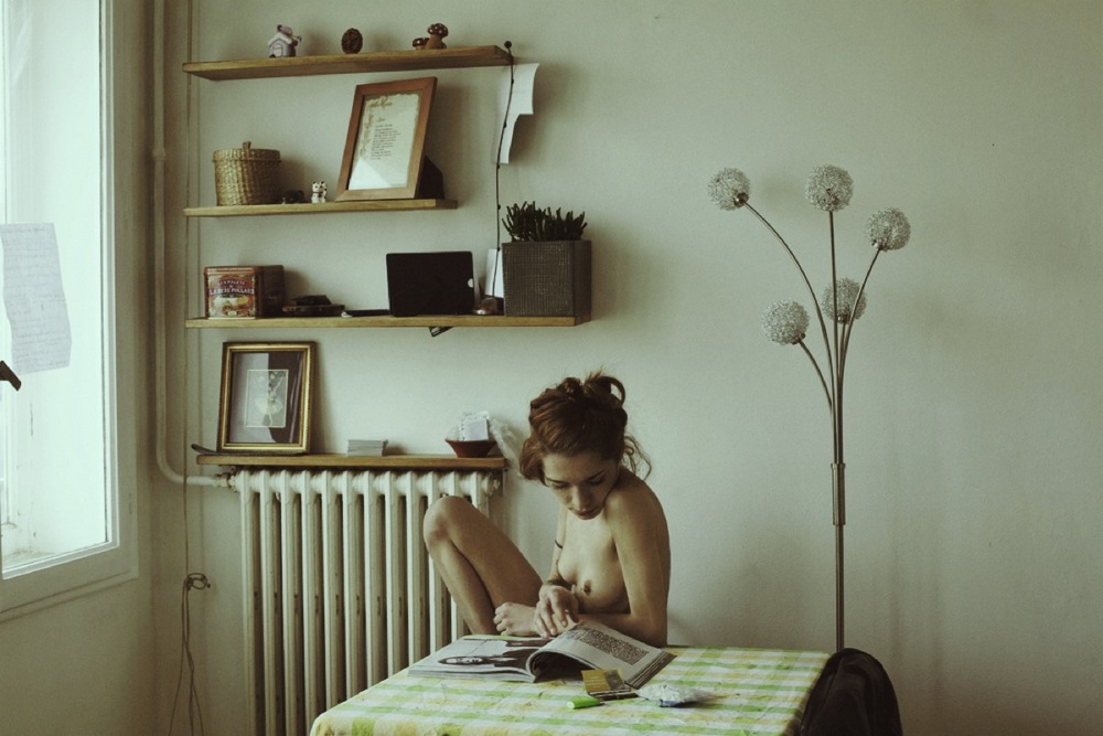 1000x667, 144 Kb / стол, полки, светильник,батарея, зажигалка, журнал, читает